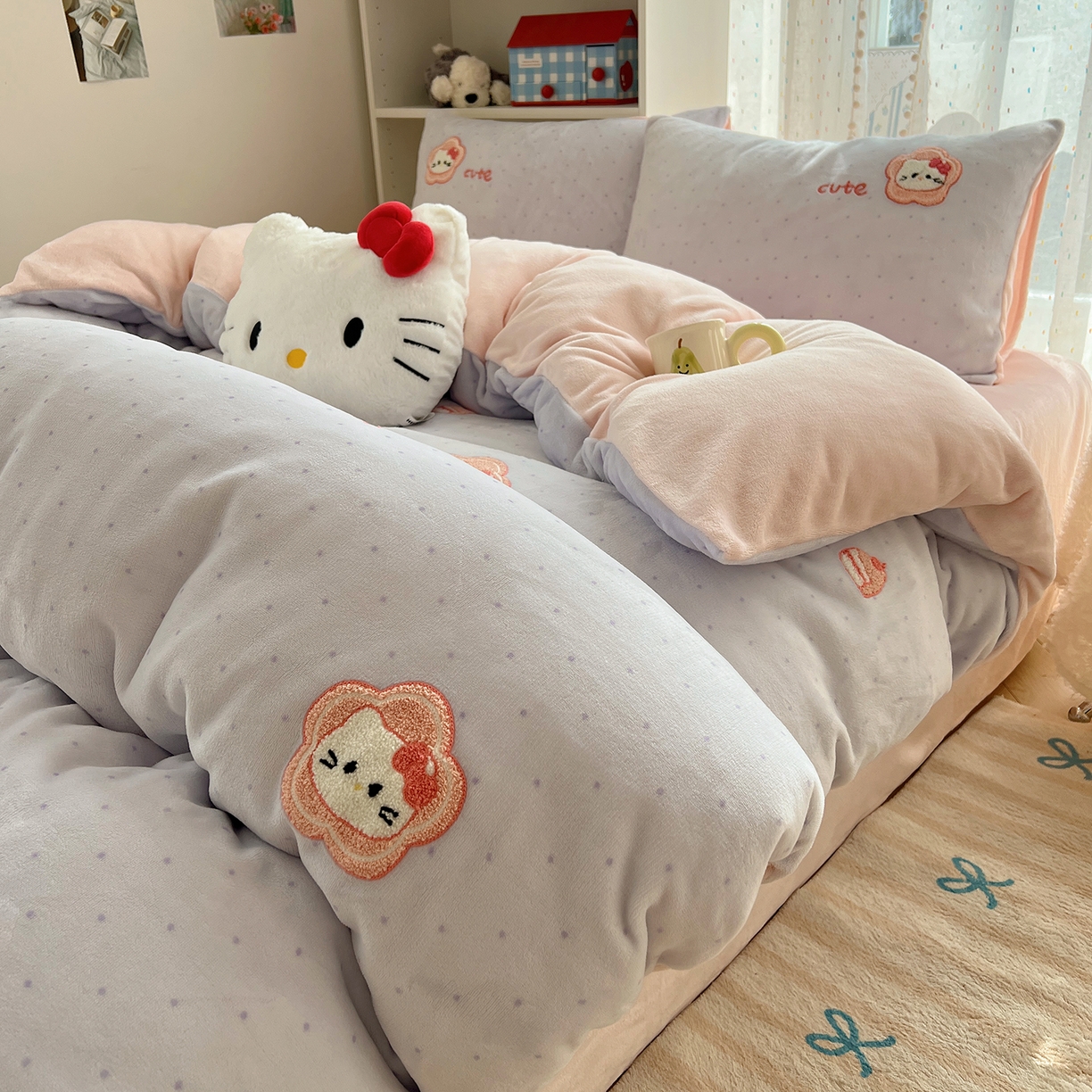 91家纺网 家纺一手货源 找家纺 桃子家居 2025新款A类ins毛巾绣少女猫咪可爱格子混搭加厚牛奶绒系列四件套 绒毛巾绣-花儿猫紫粉