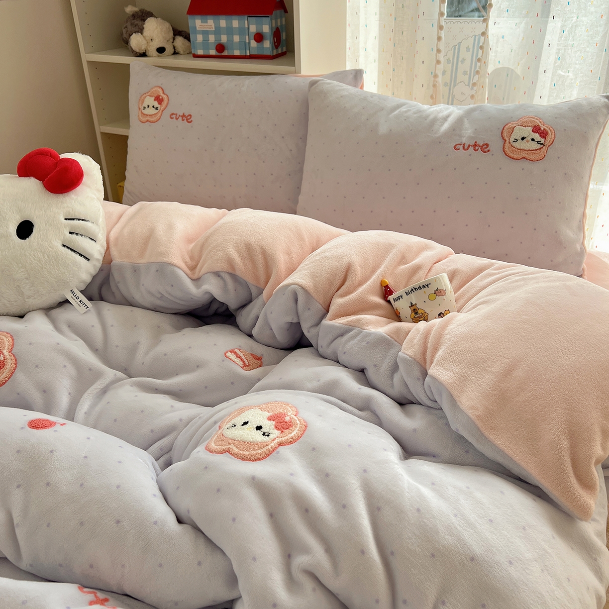 91家纺网 家纺一手货源 找家纺 桃子家居 2025新款A类ins毛巾绣少女猫咪可爱格子混搭加厚牛奶绒系列四件套 绒毛巾绣-花儿猫紫粉