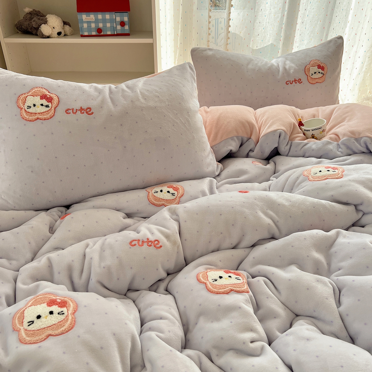 91家纺网 家纺一手货源 找家纺 桃子家居 2025新款A类ins毛巾绣少女猫咪可爱格子混搭加厚牛奶绒系列四件套 绒毛巾绣-花儿猫紫粉