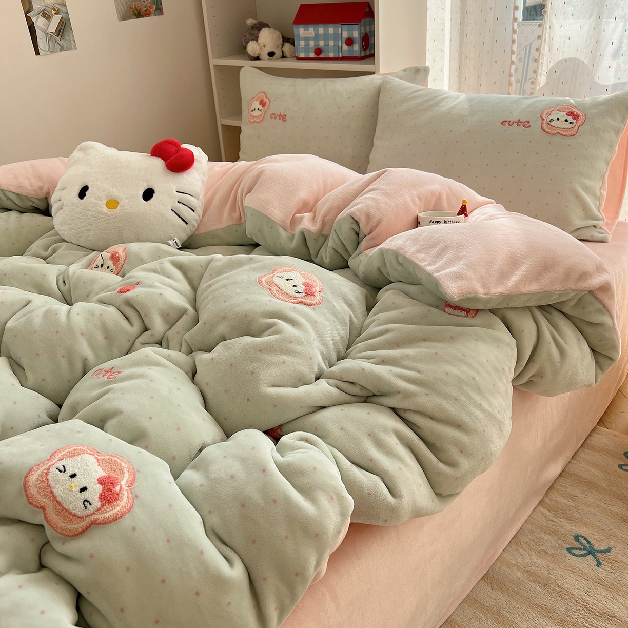 91家纺网 家纺一手货源 找家纺 桃子家居 2025新款A类ins毛巾绣少女猫咪可爱格子混搭加厚牛奶绒系列四件套 绒毛巾绣-花儿猫绿粉