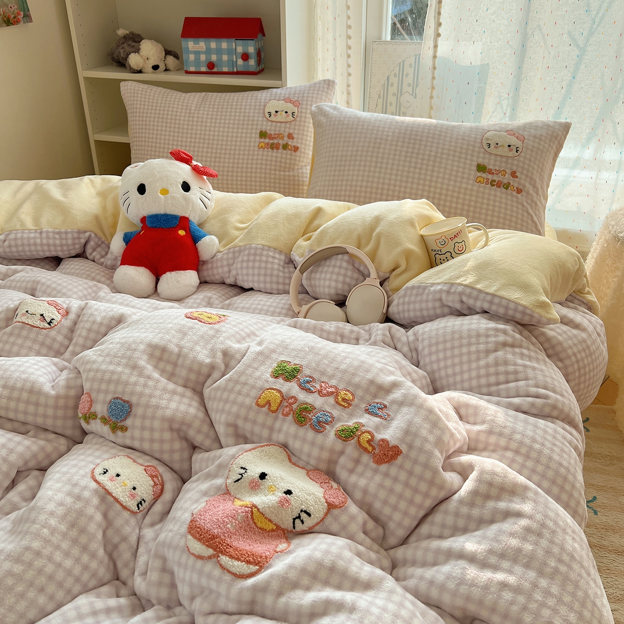 91家纺网 家纺一手货源 找家纺 桃子家居 2025新款A类ins毛巾绣少女猫咪可爱格子混搭加厚牛奶绒系列四件套 绒毛巾绣-心愿猫紫黄