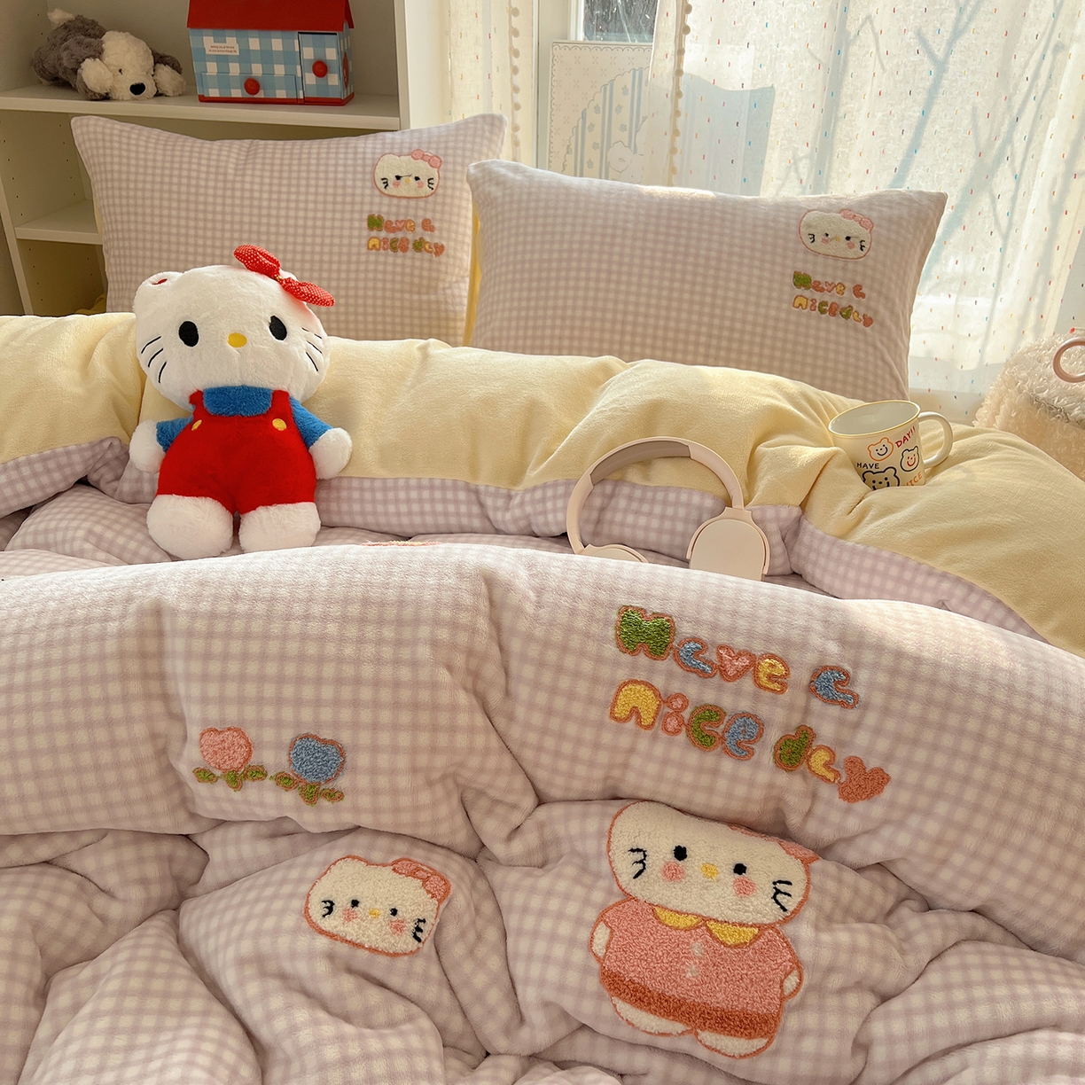 91家纺网 家纺一手货源 找家纺 桃子家居 2025新款A类ins毛巾绣少女猫咪可爱格子混搭加厚牛奶绒系列四件套 绒毛巾绣-心愿猫紫黄