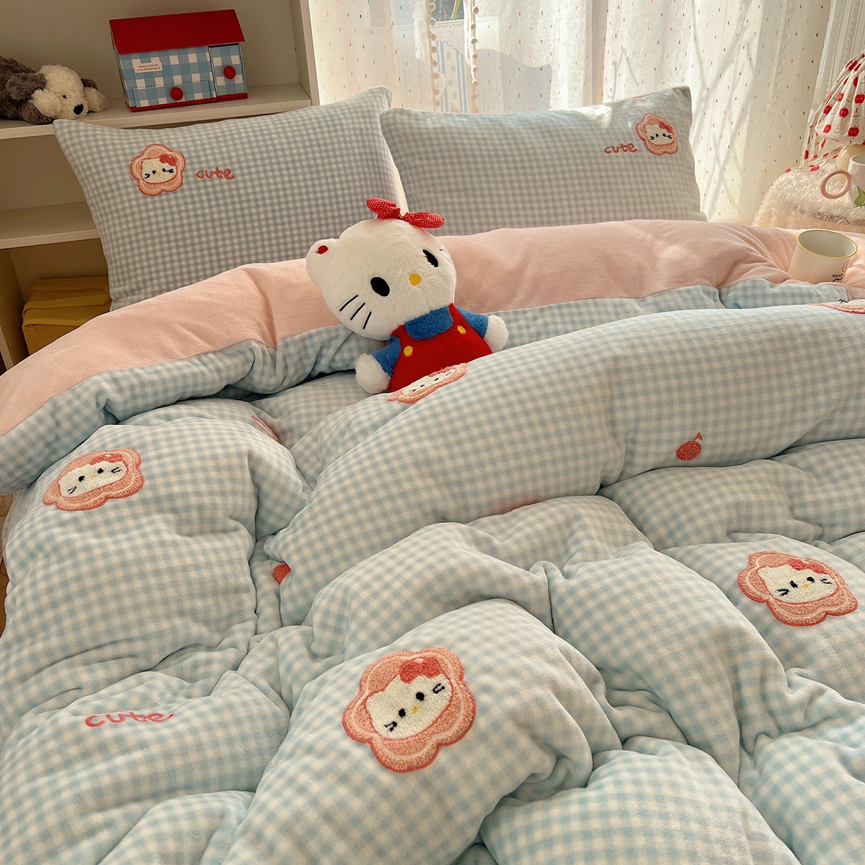 91家纺网 家纺一手货源 找家纺 桃子家居 2025新款A类ins毛巾绣少女猫咪可爱格子混搭加厚牛奶绒系列四件套 绒毛巾绣-花儿猫蓝粉