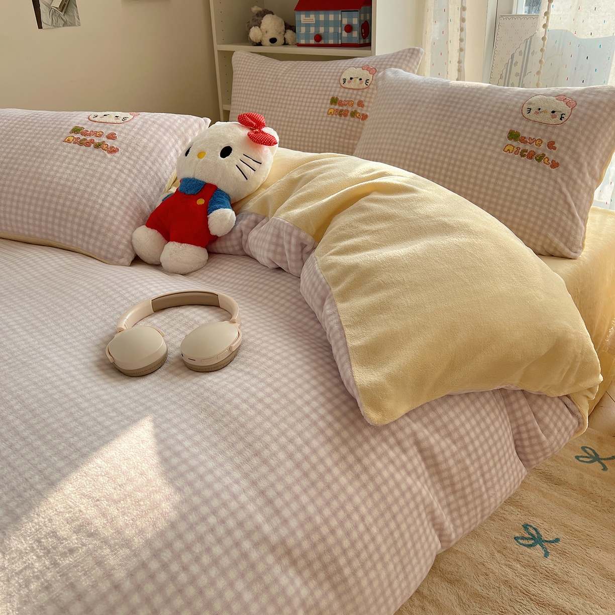 91家纺网 家纺一手货源 找家纺 桃子家居 2025新款A类ins毛巾绣少女猫咪可爱格子混搭加厚牛奶绒系列四件套 绒毛巾绣-心愿猫紫黄