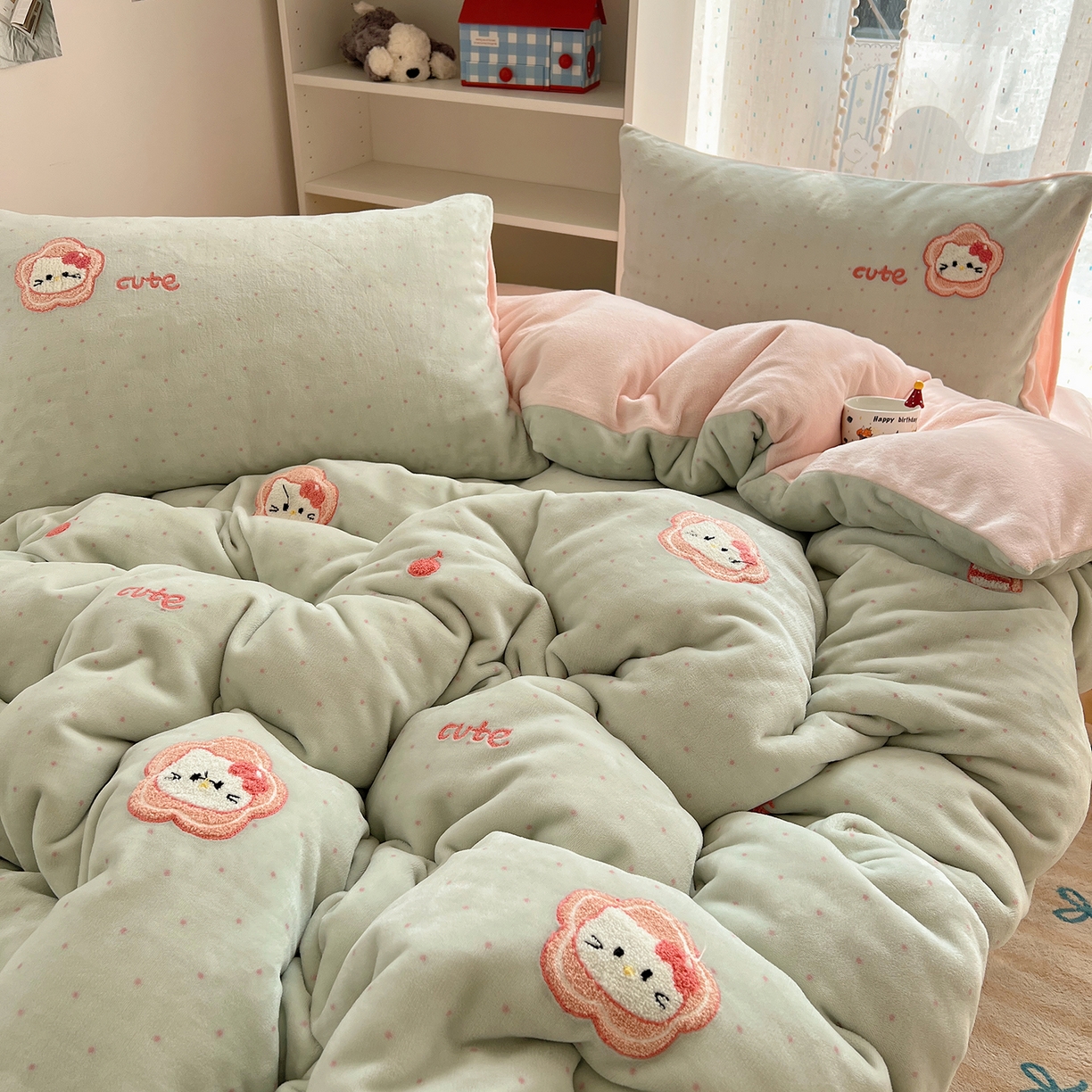 91家纺网 家纺一手货源 找家纺 桃子家居 2025新款A类ins毛巾绣少女猫咪可爱格子混搭加厚牛奶绒系列四件套 绒毛巾绣-花儿猫绿粉