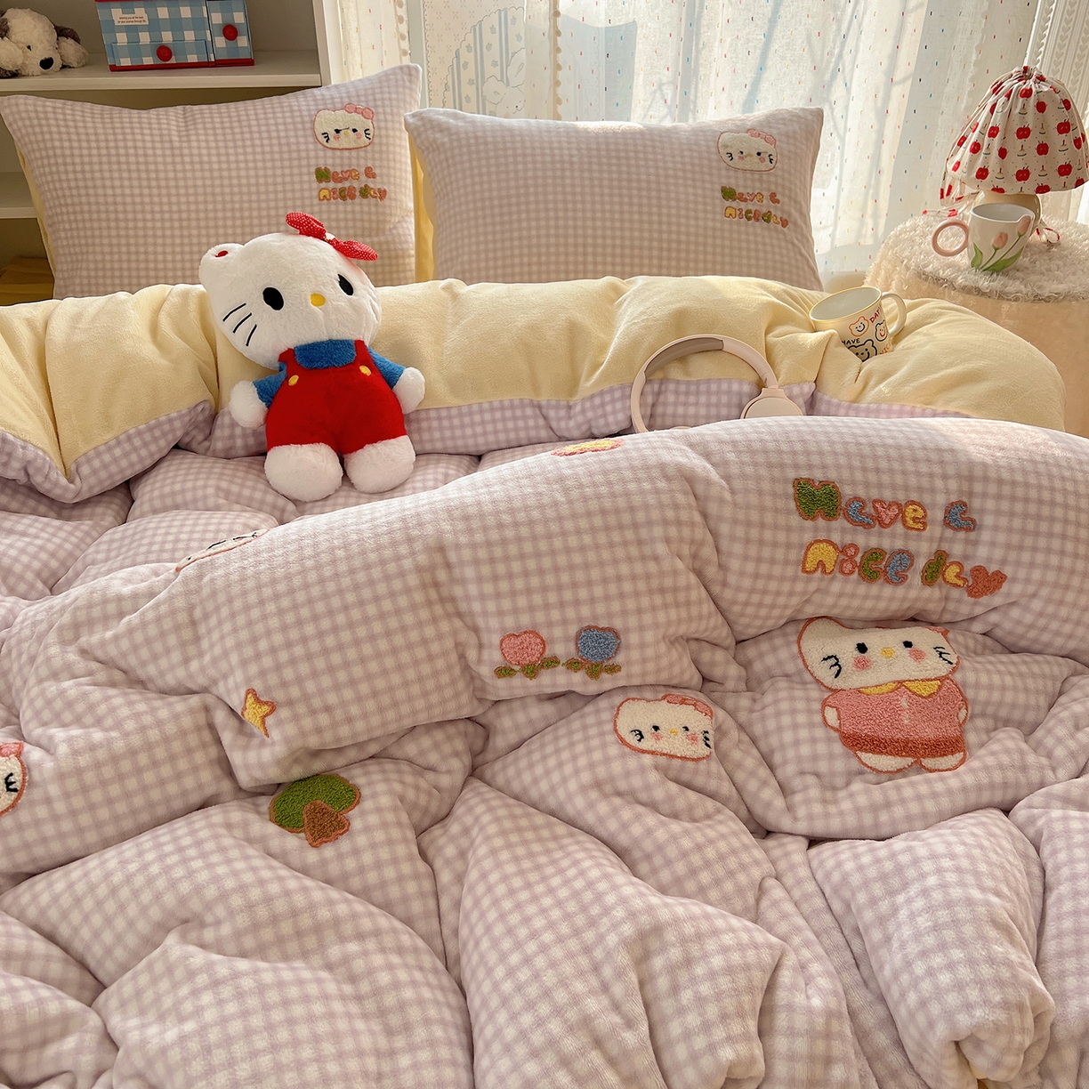 91家纺网 家纺一手货源 找家纺 桃子家居 2025新款A类ins毛巾绣少女猫咪可爱格子混搭加厚牛奶绒系列四件套 绒毛巾绣-心愿猫紫黄