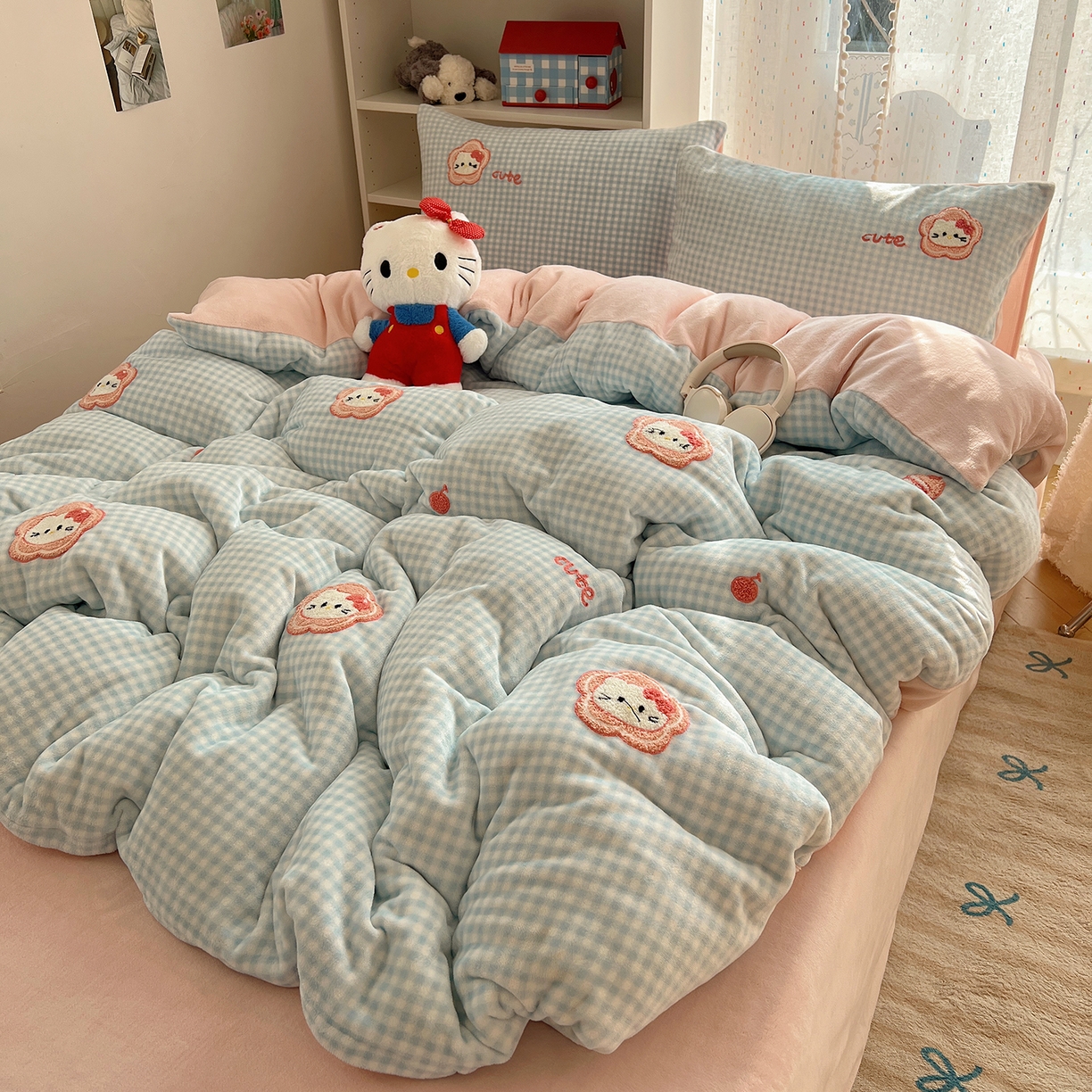 91家纺网 家纺一手货源 找家纺 桃子家居 2025新款A类ins毛巾绣少女猫咪可爱格子混搭加厚牛奶绒系列四件套 绒毛巾绣-花儿猫蓝粉