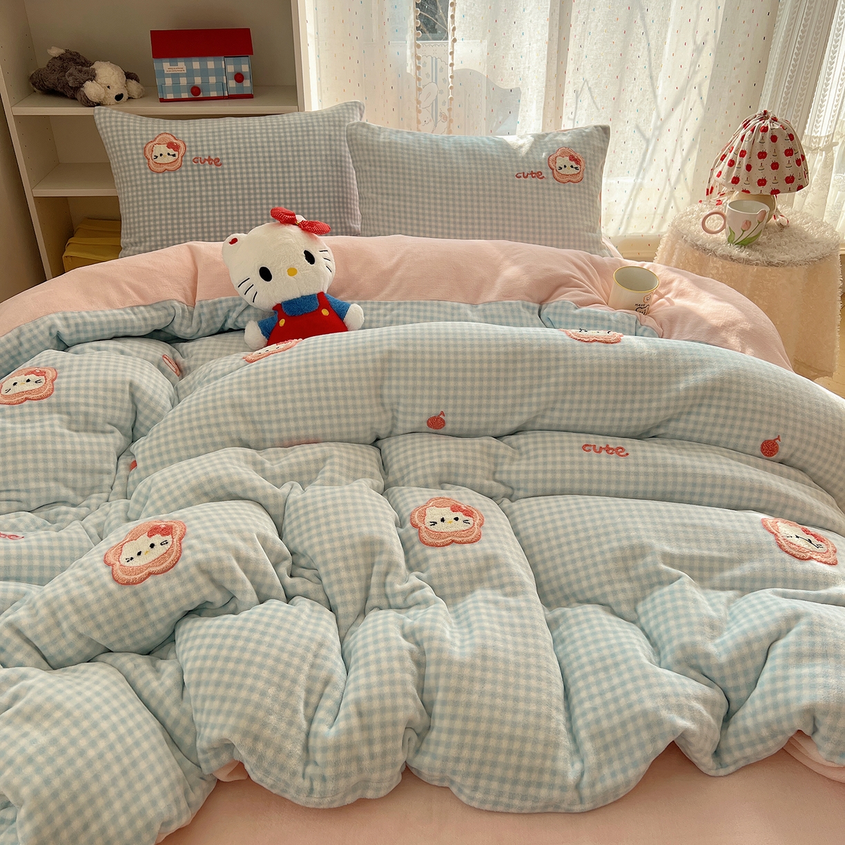 91家纺网 家纺一手货源 找家纺 桃子家居 2025新款A类ins毛巾绣少女猫咪可爱格子混搭加厚牛奶绒系列四件套 绒毛巾绣-花儿猫蓝粉