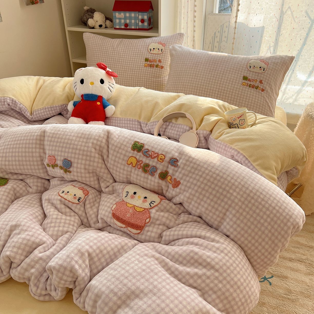 91家纺网 家纺一手货源 找家纺 桃子家居 2025新款A类ins毛巾绣少女猫咪可爱格子混搭加厚牛奶绒系列四件套 绒毛巾绣-心愿猫紫黄