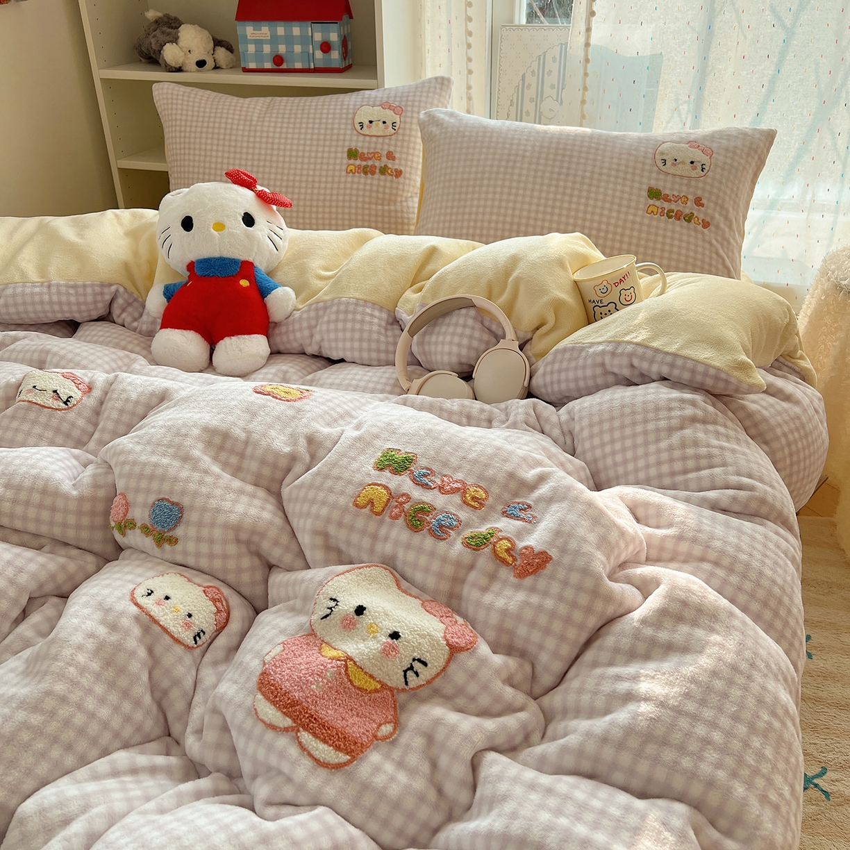 91家纺网 家纺一手货源 找家纺 桃子家居 2025新款A类ins毛巾绣少女猫咪可爱格子混搭加厚牛奶绒系列四件套 绒毛巾绣-心愿猫紫黄