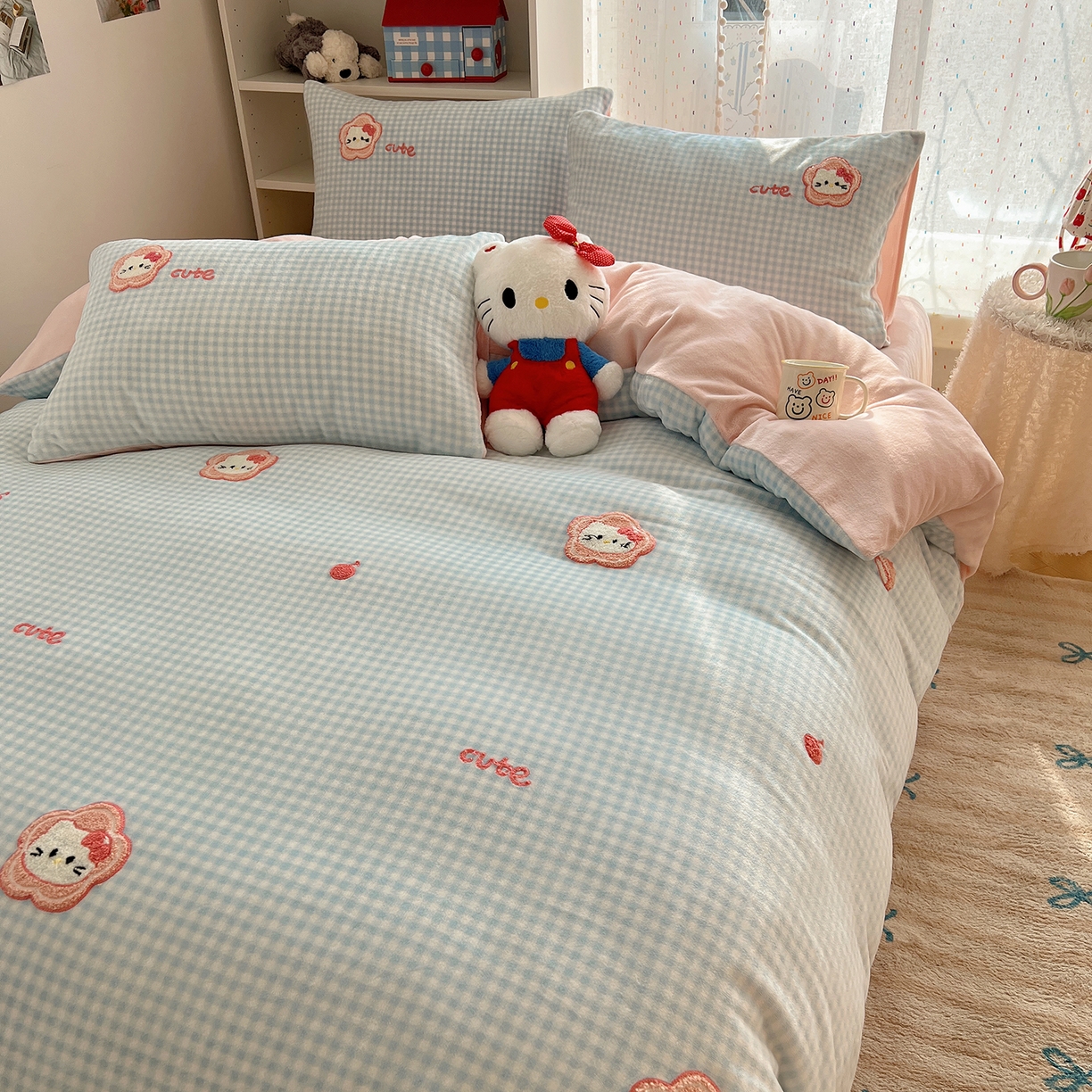 91家纺网 家纺一手货源 找家纺 桃子家居 2025新款A类ins毛巾绣少女猫咪可爱格子混搭加厚牛奶绒系列四件套 绒毛巾绣-花儿猫蓝粉