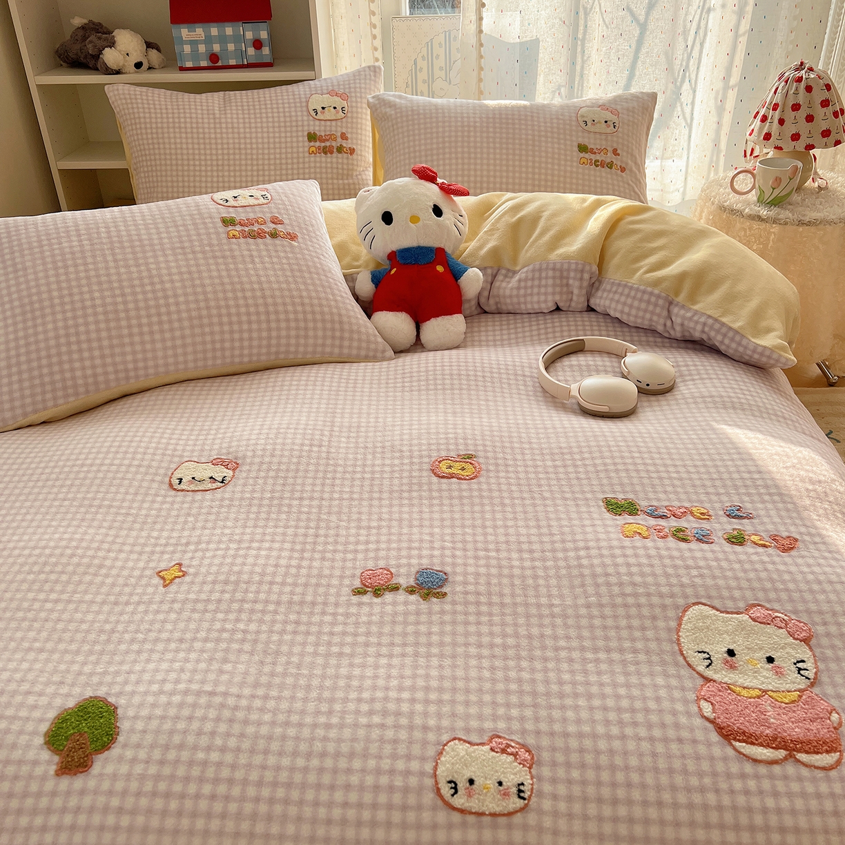 91家纺网 家纺一手货源 找家纺 桃子家居 2025新款A类ins毛巾绣少女猫咪可爱格子混搭加厚牛奶绒系列四件套 绒毛巾绣-心愿猫紫黄