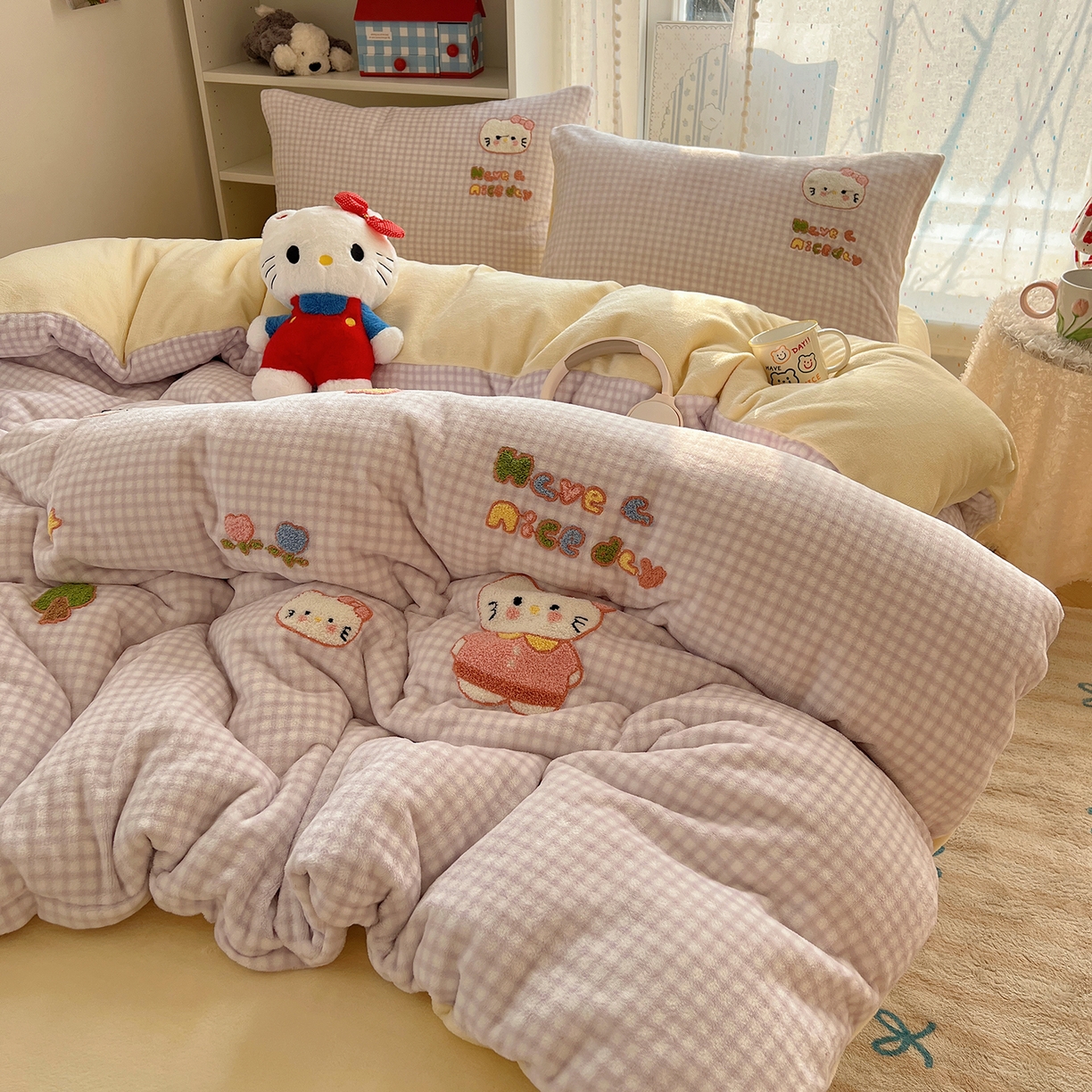 91家纺网 家纺一手货源 找家纺 桃子家居 2025新款A类ins毛巾绣少女猫咪可爱格子混搭加厚牛奶绒系列四件套 绒毛巾绣-心愿猫紫黄