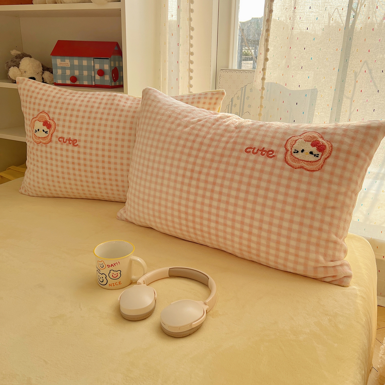 91家纺网 家纺一手货源 找家纺 桃子家居 2025新款A类ins毛巾绣少女猫咪可爱格子混搭加厚牛奶绒系列四件套 绒毛巾绣-花儿猫粉黄