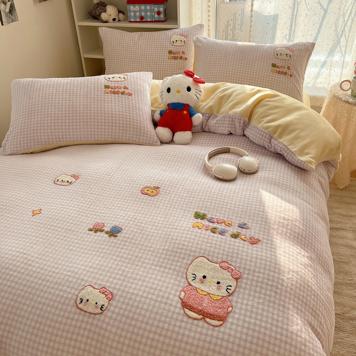 91家纺网 家纺一手货源 找家纺 桃子家居 2025新款A类ins毛巾绣少女猫咪可爱格子混搭加厚牛奶绒系列四件套 绒毛巾绣-心愿猫紫黄