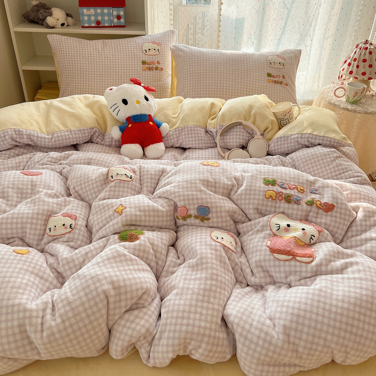 91家纺网 家纺一手货源 找家纺 桃子家居 2025新款A类ins毛巾绣少女猫咪可爱格子混搭加厚牛奶绒系列四件套 绒毛巾绣-心愿猫紫黄