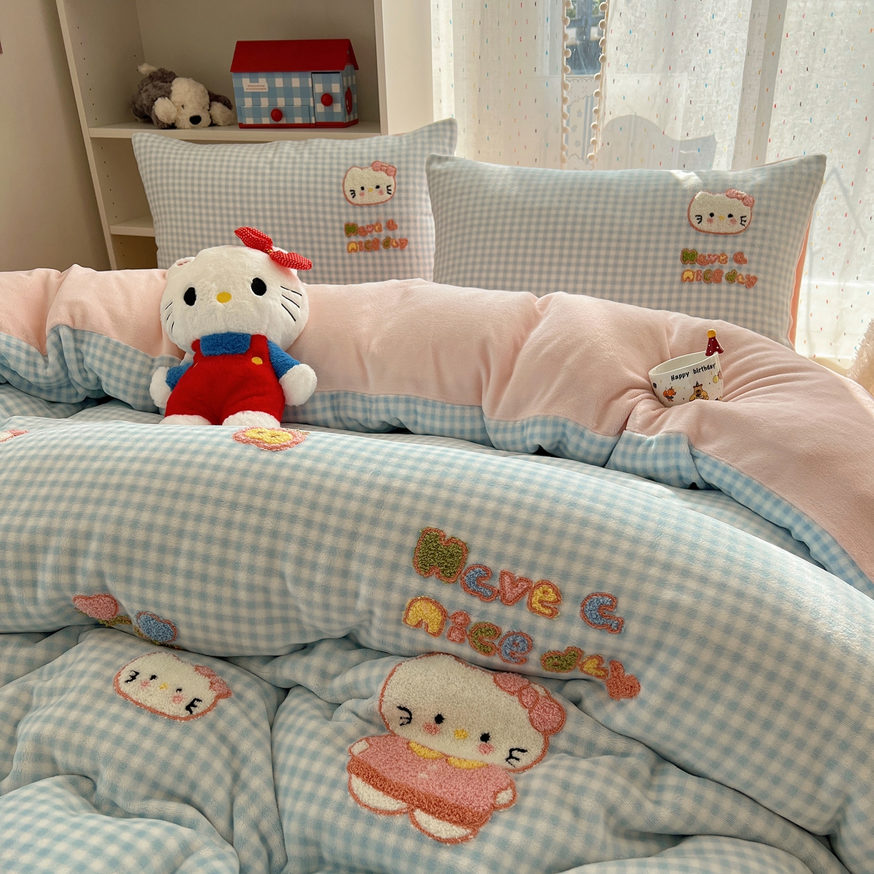 91家纺网 家纺一手货源 找家纺 桃子家居 2025新款A类ins毛巾绣少女猫咪可爱格子混搭加厚牛奶绒系列四件套 绒毛巾绣-心愿猫蓝粉