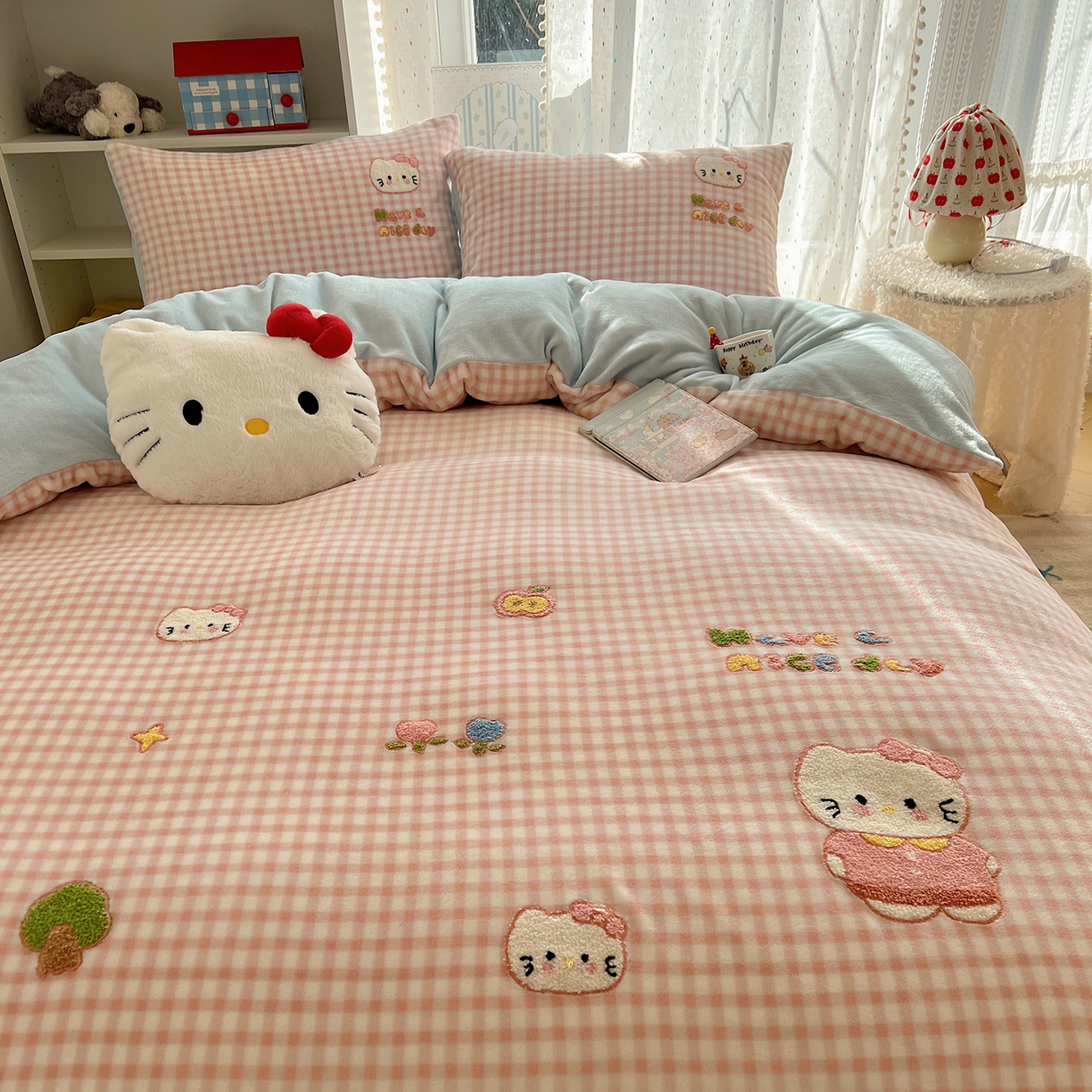 91家纺网 家纺一手货源 找家纺 桃子家居 2025新款A类ins毛巾绣少女猫咪可爱格子混搭加厚牛奶绒系列四件套 绒毛巾绣-心愿猫粉蓝