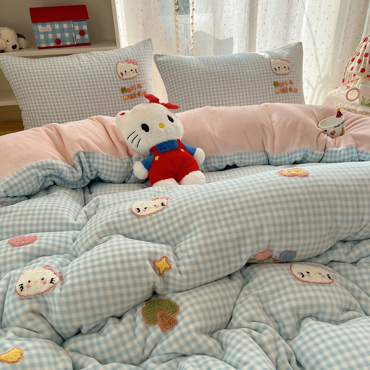 91家纺网 家纺一手货源 找家纺 桃子家居 2025新款A类ins毛巾绣少女猫咪可爱格子混搭加厚牛奶绒系列四件套 绒毛巾绣-心愿猫蓝粉