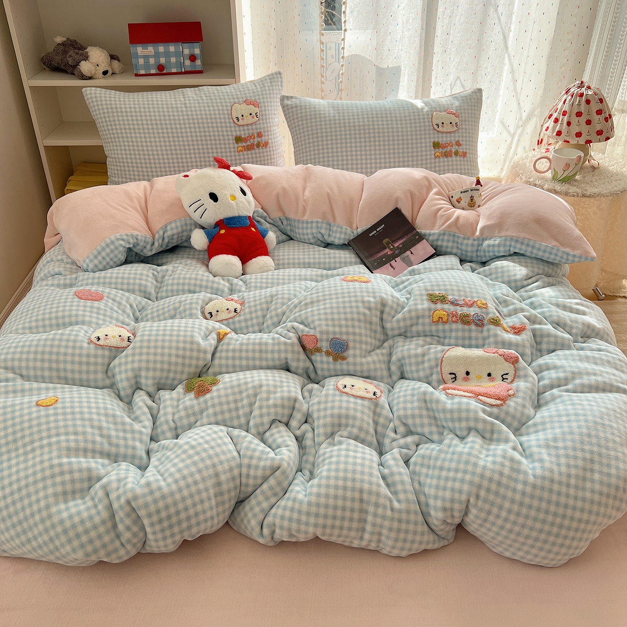 91家纺网 家纺一手货源 找家纺 桃子家居 2025新款A类ins毛巾绣少女猫咪可爱格子混搭加厚牛奶绒系列四件套 绒毛巾绣-心愿猫蓝粉