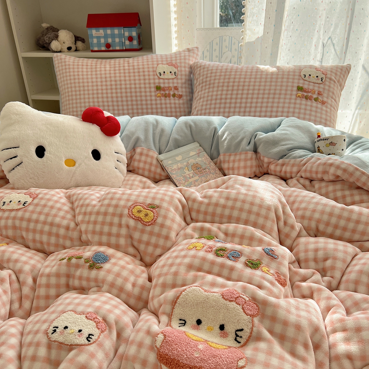 91家纺网 家纺一手货源 找家纺 桃子家居 2025新款A类ins毛巾绣少女猫咪可爱格子混搭加厚牛奶绒系列四件套 绒毛巾绣-心愿猫粉蓝