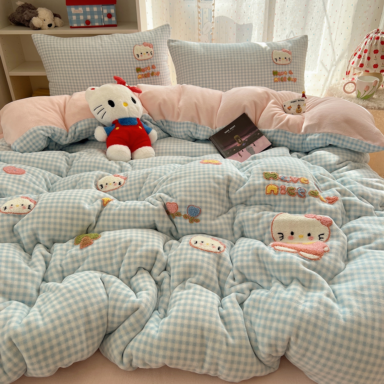 91家纺网 家纺一手货源 找家纺 桃子家居 2025新款A类ins毛巾绣少女猫咪可爱格子混搭加厚牛奶绒系列四件套 绒毛巾绣-心愿猫蓝粉