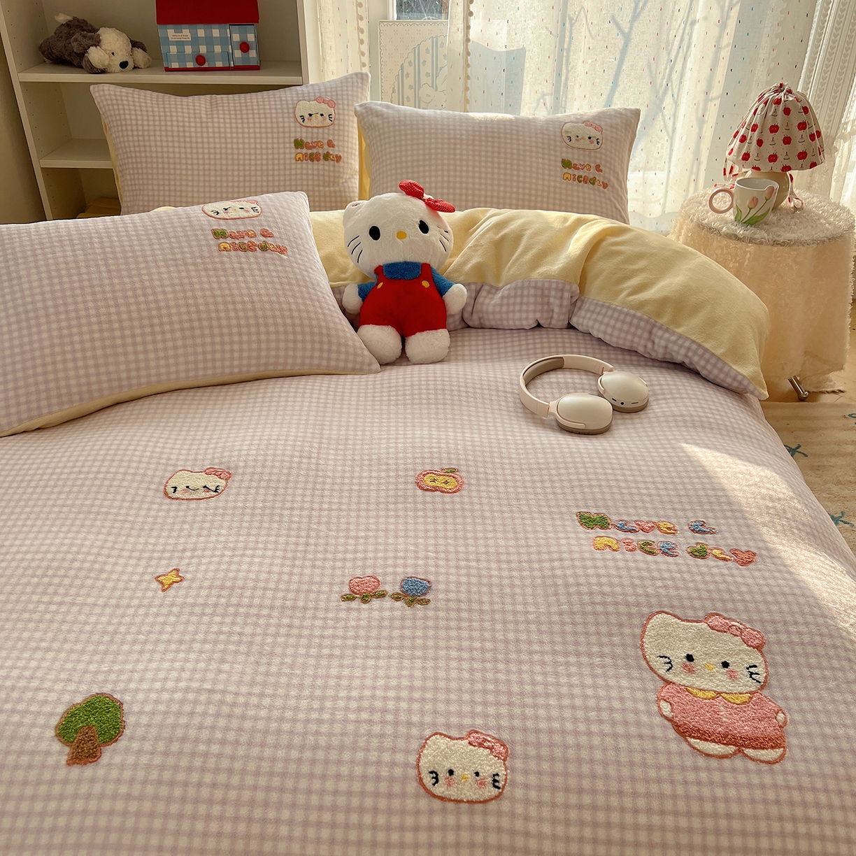 91家纺网 家纺一手货源 找家纺 桃子家居 2025新款A类ins毛巾绣少女猫咪可爱格子混搭加厚牛奶绒系列四件套 绒毛巾绣-心愿猫紫黄