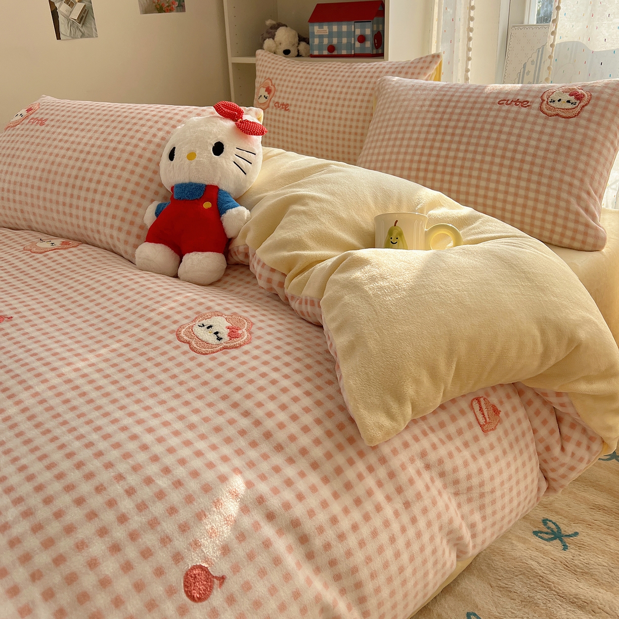 91家纺网 家纺一手货源 找家纺 桃子家居 2025新款A类ins毛巾绣少女猫咪可爱格子混搭加厚牛奶绒系列四件套 绒毛巾绣-花儿猫粉黄