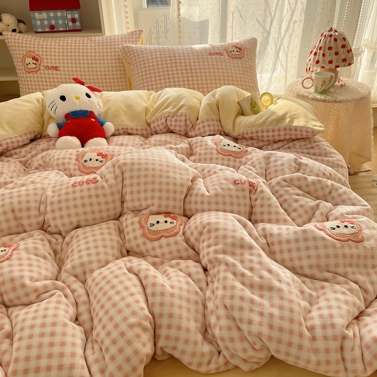 91家纺网 家纺一手货源 找家纺 桃子家居 2025新款A类ins毛巾绣少女猫咪可爱格子混搭加厚牛奶绒系列四件套 绒毛巾绣-花儿猫粉黄