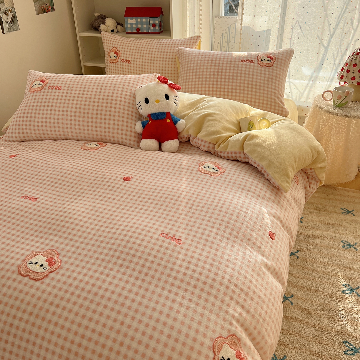 91家纺网 家纺一手货源 找家纺 桃子家居 2025新款A类ins毛巾绣少女猫咪可爱格子混搭加厚牛奶绒系列四件套 绒毛巾绣-花儿猫粉黄