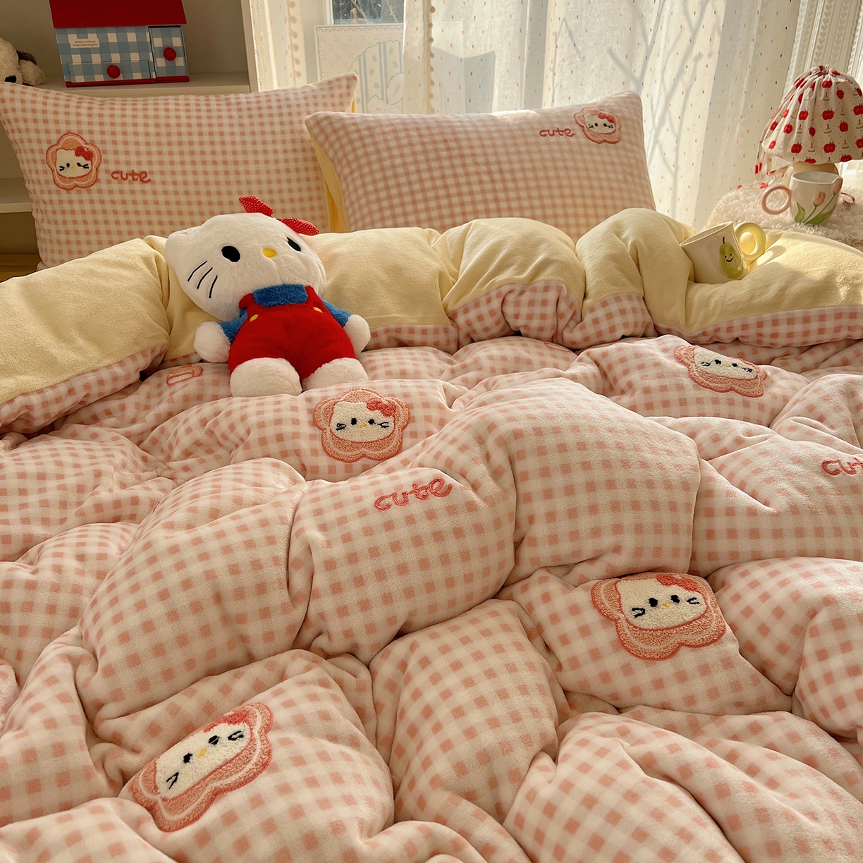 91家纺网 家纺一手货源 找家纺 桃子家居 2025新款A类ins毛巾绣少女猫咪可爱格子混搭加厚牛奶绒系列四件套 绒毛巾绣-花儿猫粉黄