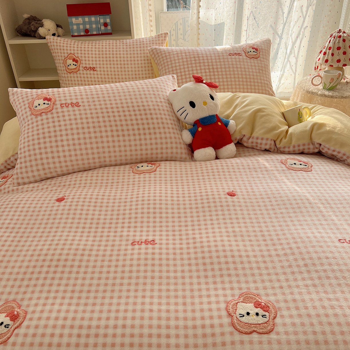 91家纺网 家纺一手货源 找家纺 桃子家居 2025新款A类ins毛巾绣少女猫咪可爱格子混搭加厚牛奶绒系列四件套 绒毛巾绣-花儿猫粉黄