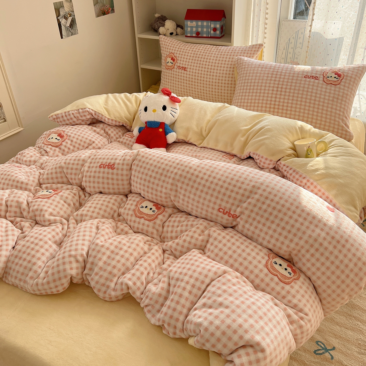 91家纺网 家纺一手货源 找家纺 桃子家居 2025新款A类ins毛巾绣少女猫咪可爱格子混搭加厚牛奶绒系列四件套 绒毛巾绣-花儿猫粉黄