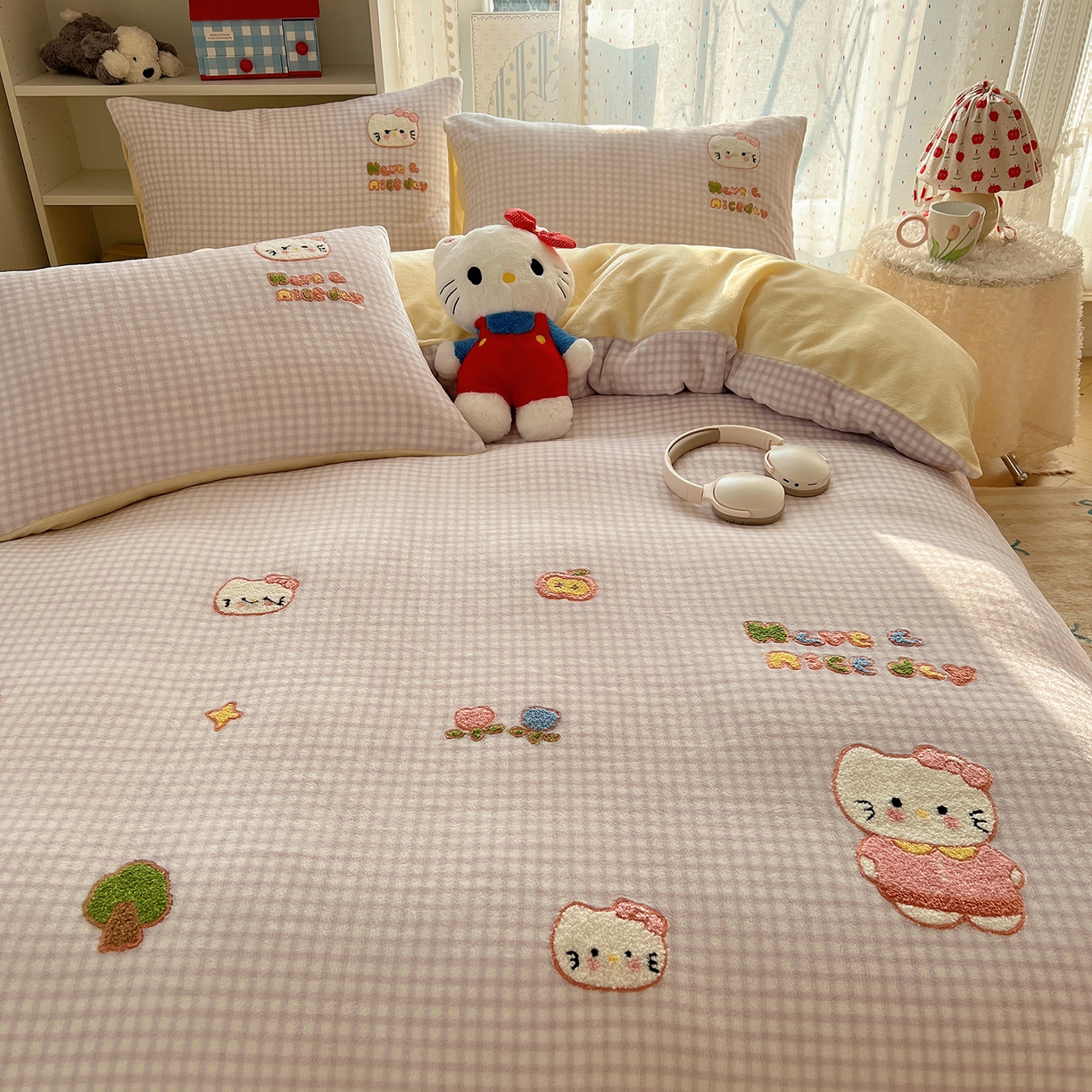 91家纺网 家纺一手货源 找家纺 桃子家居 2025新款A类ins毛巾绣少女猫咪可爱格子混搭加厚牛奶绒系列四件套 绒毛巾绣-心愿猫紫黄