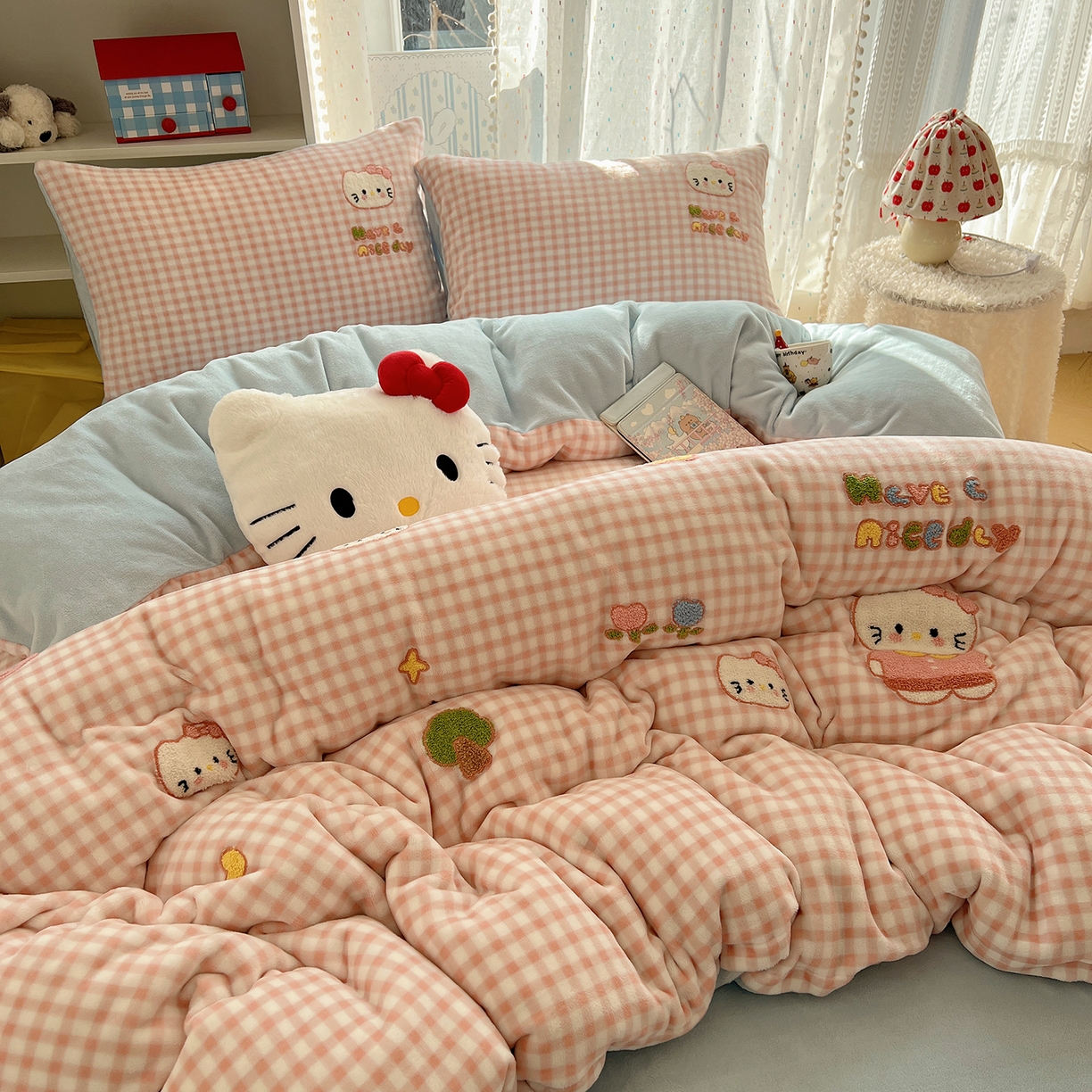 91家纺网 家纺一手货源 找家纺 桃子家居 2025新款A类ins毛巾绣少女猫咪可爱格子混搭加厚牛奶绒系列四件套 绒毛巾绣-心愿猫粉蓝