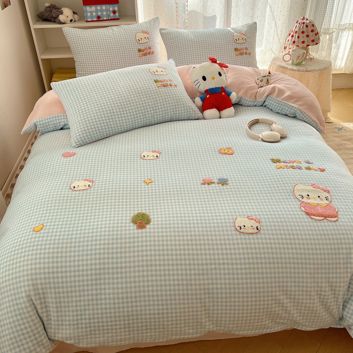 91家纺网 家纺一手货源 找家纺 桃子家居 2025新款A类ins毛巾绣少女猫咪可爱格子混搭加厚牛奶绒系列四件套 绒毛巾绣-心愿猫蓝粉