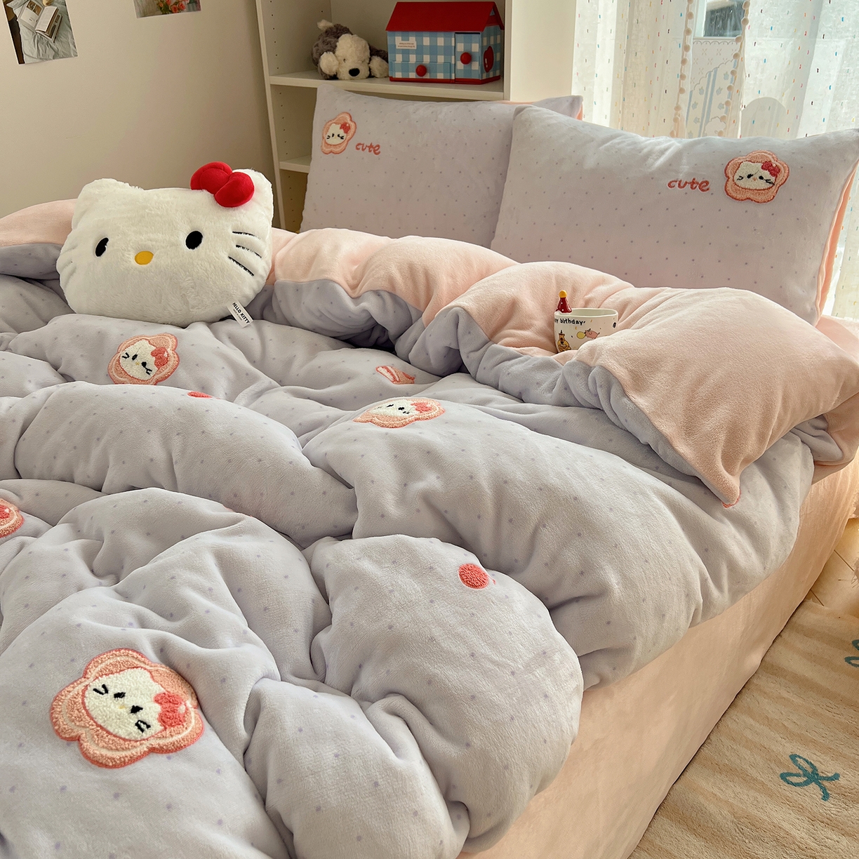 91家纺网 家纺一手货源 找家纺 桃子家居 2025新款A类ins毛巾绣少女猫咪可爱格子混搭加厚牛奶绒系列四件套 绒毛巾绣-花儿猫紫粉