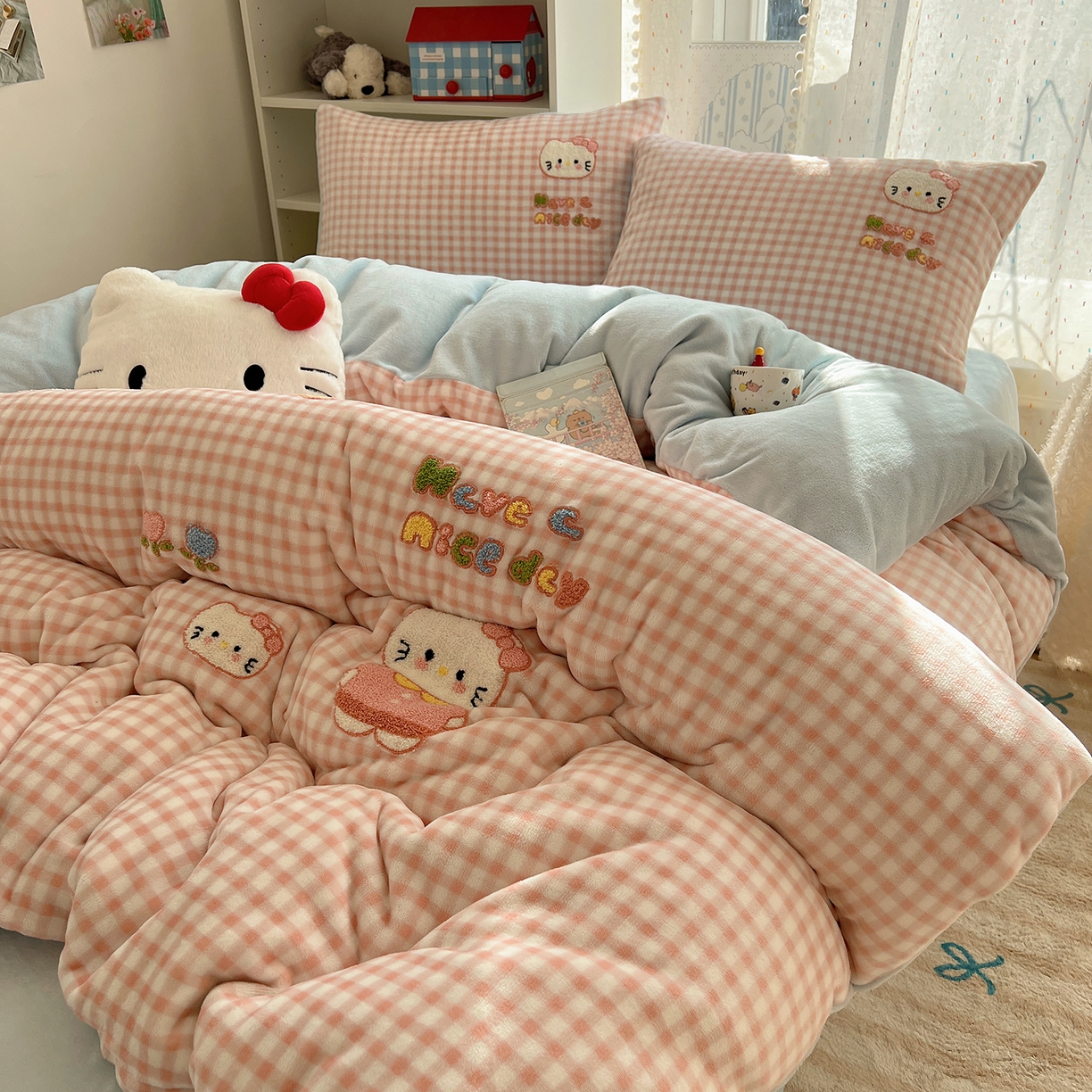 91家纺网 家纺一手货源 找家纺 桃子家居 2025新款A类ins毛巾绣少女猫咪可爱格子混搭加厚牛奶绒系列四件套 绒毛巾绣-心愿猫粉蓝