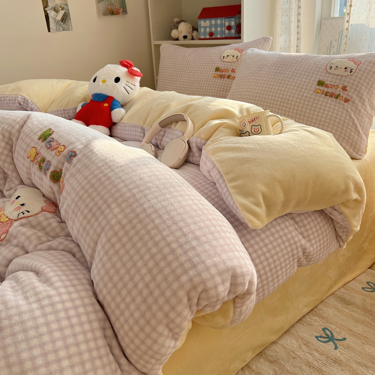 91家纺网 家纺一手货源 找家纺 桃子家居 2025新款A类ins毛巾绣少女猫咪可爱格子混搭加厚牛奶绒系列四件套 绒毛巾绣-心愿猫紫黄