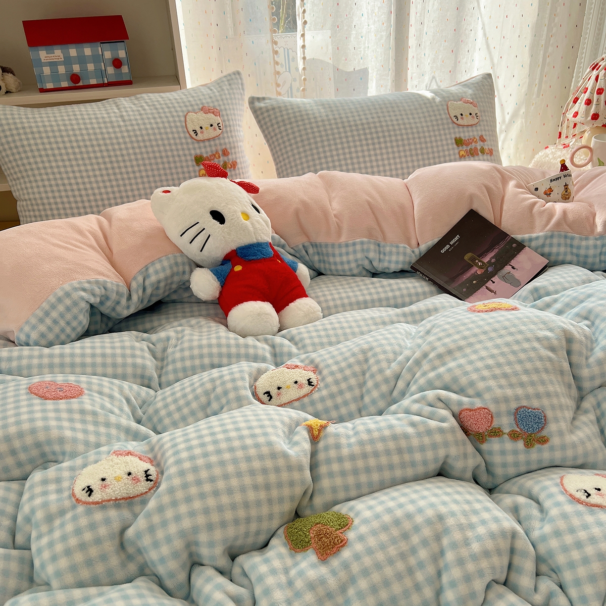 91家纺网 家纺一手货源 找家纺 桃子家居 2025新款A类ins毛巾绣少女猫咪可爱格子混搭加厚牛奶绒系列四件套 绒毛巾绣-心愿猫蓝粉