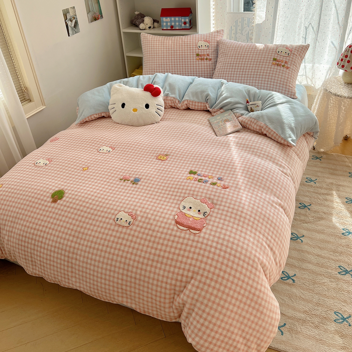 91家纺网 家纺一手货源 找家纺 桃子家居 2025新款A类ins毛巾绣少女猫咪可爱格子混搭加厚牛奶绒系列四件套 绒毛巾绣-心愿猫粉蓝