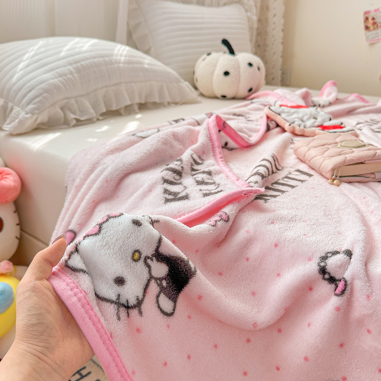 91家纺网 家纺一手货源 找家纺 花满路 2025新款亲肤舒适卡通系列毛毯 粉粉kitty