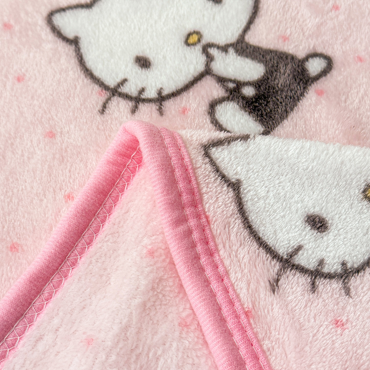 91家纺网 家纺一手货源 找家纺 花满路 2025新款亲肤舒适卡通系列毛毯 粉粉kitty