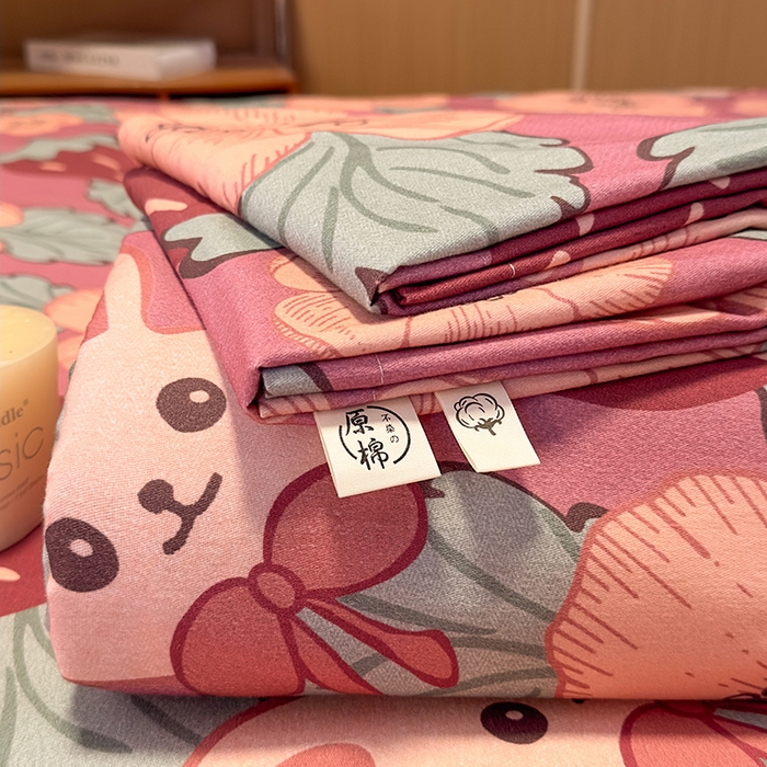 91家纺网 家纺一手货源 找家纺 丝芙妮家居（原乐视家纺） 2025新款全棉磨毛多规格单品套件系列-四件套 草莓兔兔-粉