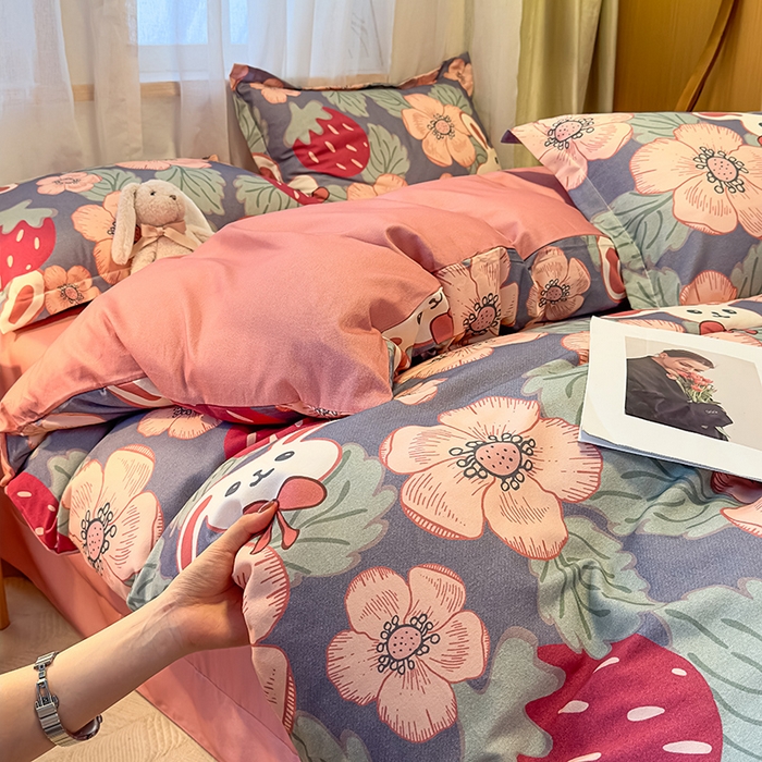 91家纺网 家纺一手货源 找家纺 丝芙妮家居（原乐视家纺） 2025新款全棉磨毛多规格单品套件系列-四件套 草莓兔兔-蓝