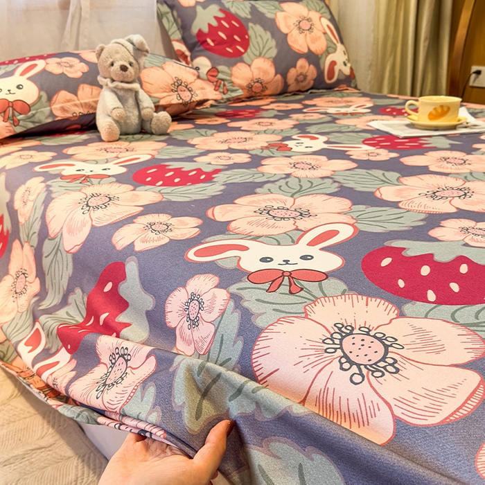 91家纺网 家纺一手货源 找家纺 丝芙妮家居（原乐视家纺） 2025新款全棉磨毛多规格单品床单 草莓兔兔-蓝