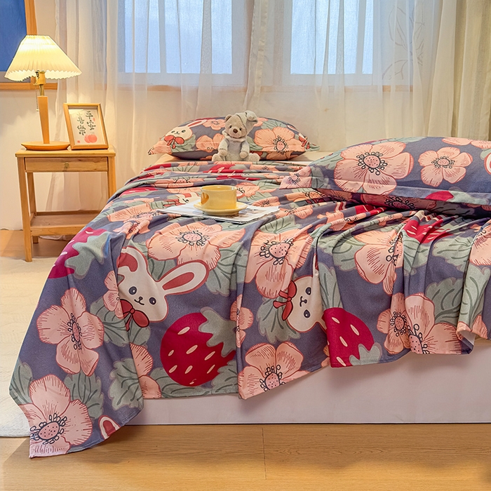 91家纺网 家纺一手货源 找家纺 丝芙妮家居（原乐视家纺） 2025新款全棉磨毛多规格单品床单 草莓兔兔-蓝