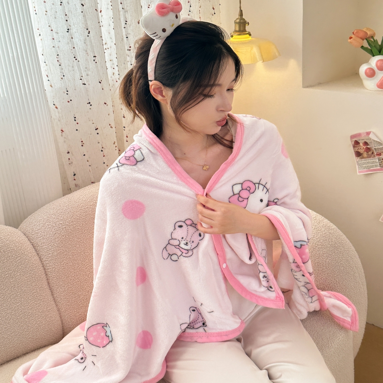 91家纺网 家纺一手货源 找家纺 花满路 2025新款亲肤舒适卡通系列毛毯 hello kitty