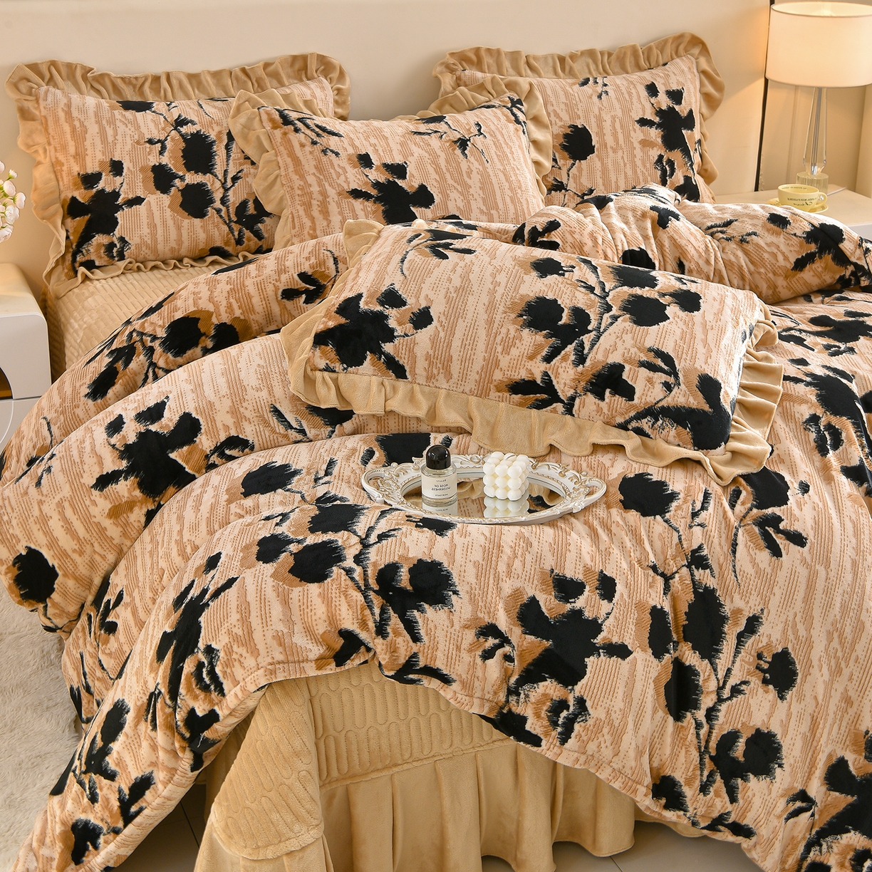 91家纺网 家纺一手货源 找家纺 （总）赫本家纺  2025高克重牛奶绒花边床盖款四件套