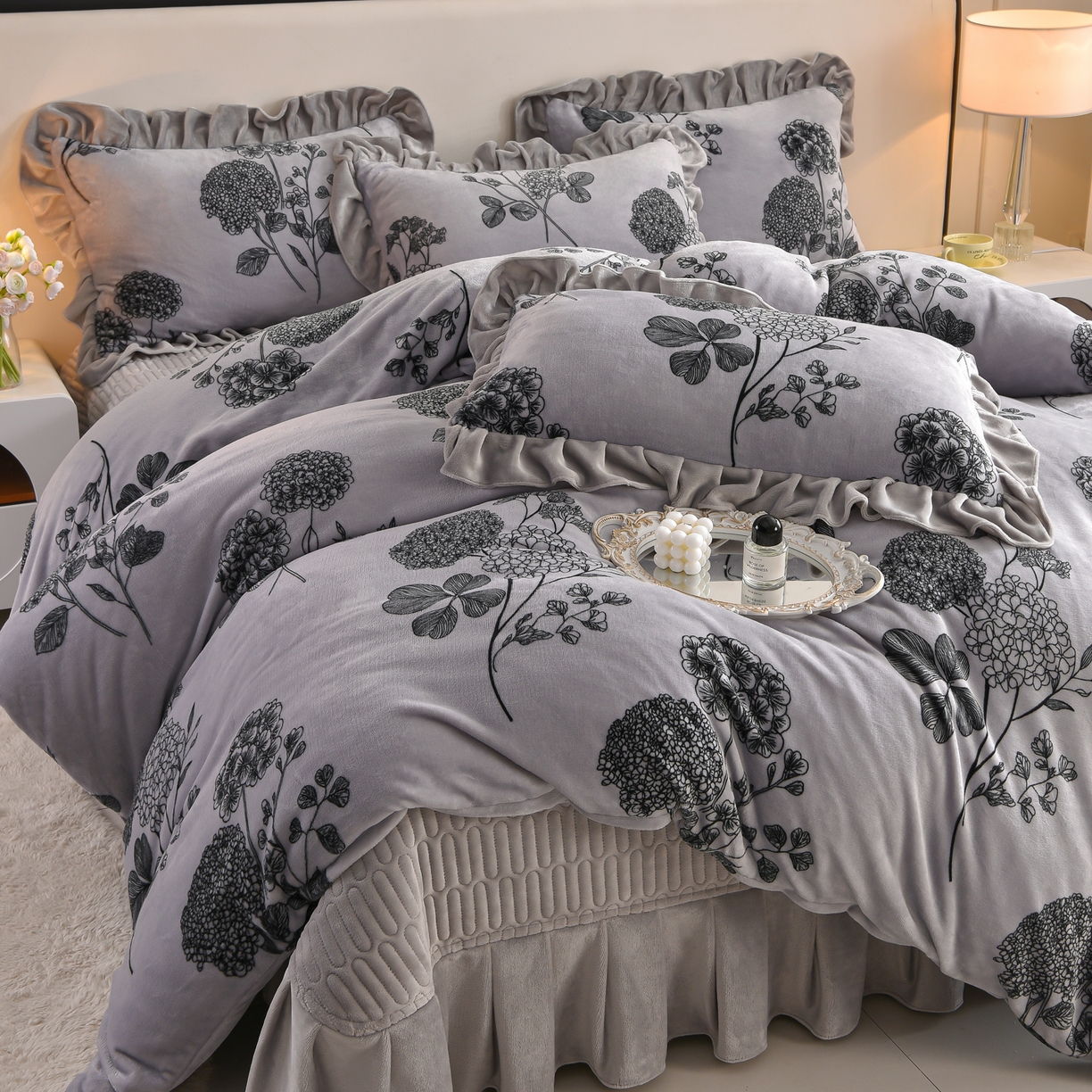 91家纺网 家纺一手货源 找家纺 （总）赫本家纺  2025高克重牛奶绒花边床盖款四件套